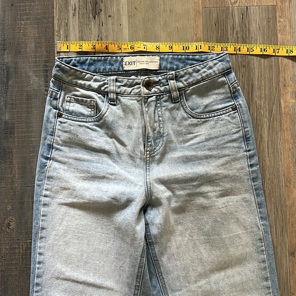 Original Denim by EXIT Jeans in Light Wash with Embroidered Back Pocket Size: 26 - Picture 7 of 16